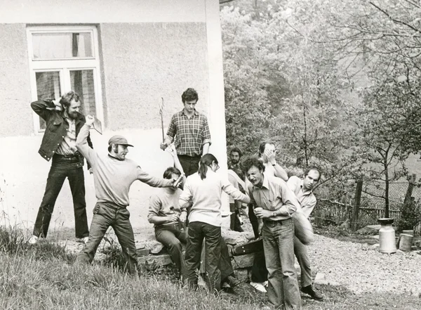 Grupp av unga människor (män) — Stockfoto