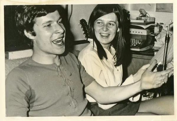 Genç adam ve genç kadın — Stok fotoğraf