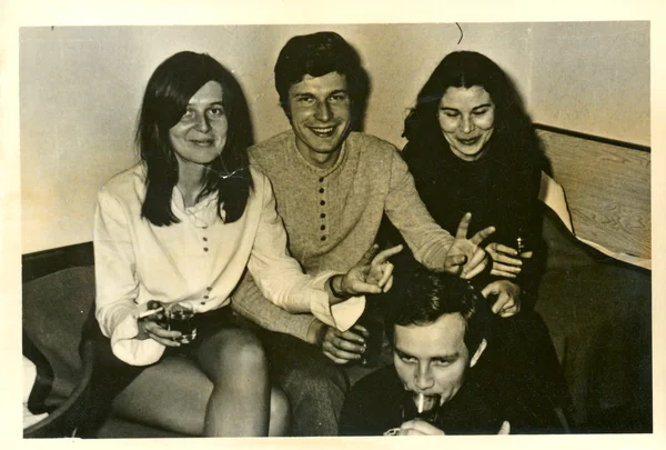 Grupo de jóvenes (hombres y mujeres juntos) ) — Foto de Stock