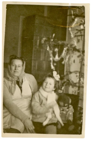 Mamma och hennes barn - juletid — Stockfoto
