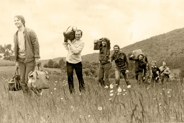 Groep jonge mensen doen leuke - maart — Stockfoto