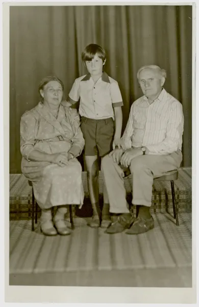 Büyükbaba veya büyükanne ve torunu — Stok fotoğraf