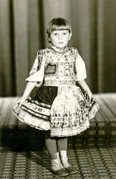 Niño - niña con una falda decorada (vestido ) — Foto de Stock