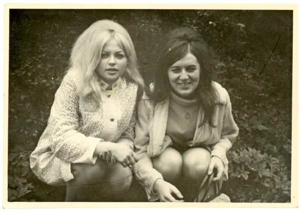 Vrienden - twee jonge vrouwen in het park — Stockfoto