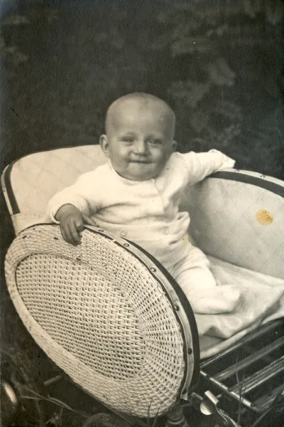 Baby in rieten pram — Stockfoto