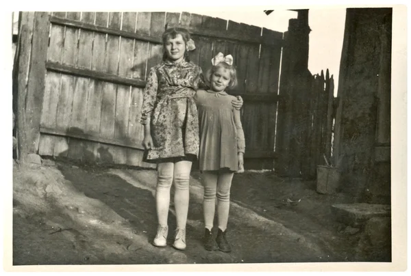 Friends - Two girls before the big wooden gate — Stock Photo, Image