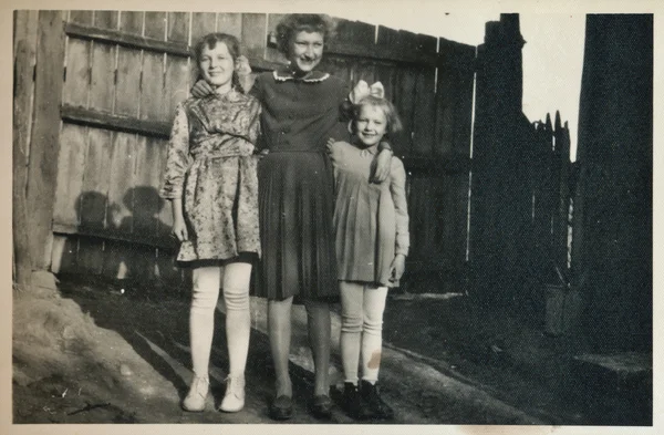 Friends - Three girls before the big wooden gate — Stock Photo, Image