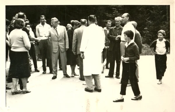 Grupa ludzi (jeden z grupy jest Antonin Novotny - prezydent Czechosłowacji) — Zdjęcie stockowe