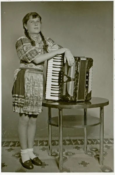 Adolescente - Menina com acordeão — Fotografia de Stock