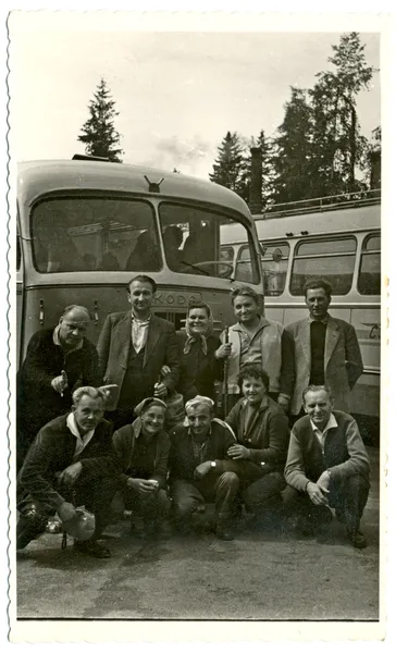 Gruppo di persone alla stazione degli autobus — Foto Stock