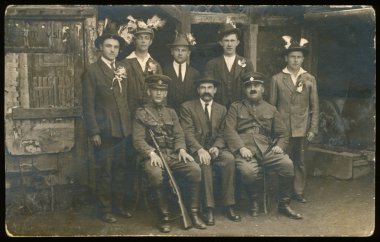 Grup önünde kereste (muhtemelen düğün erkek (ve askerleri))