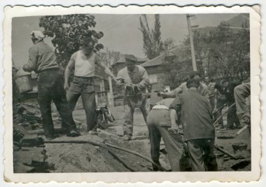 bir köyde çalışan erkekler