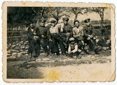 Erkekler ve asker grubu