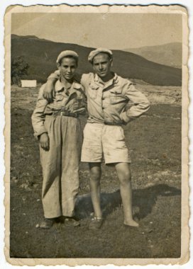 silah tutan arkadaşlar
