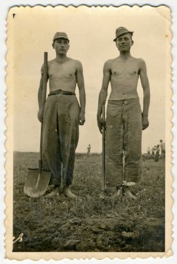 Erkekler kazma ve kürek