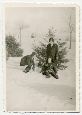 poz ve kış manzarası içinde oynayan kız