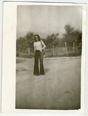 Güneş gözlüklü genç kadın