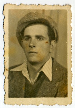 düz şapkalı bir adam