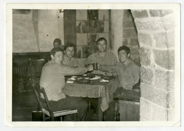 bir köy barda oturan asker