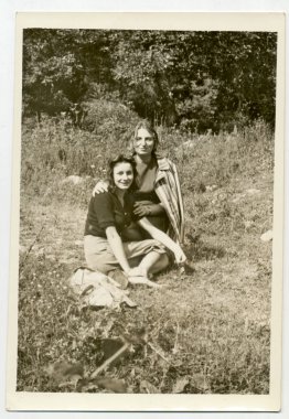 bir çayır üzerinde oturan kadın