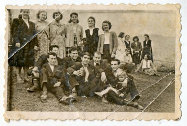 bir grup kişiye (muhtemelen düğün konukları)