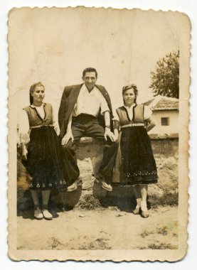 iki kadın ve bir adam