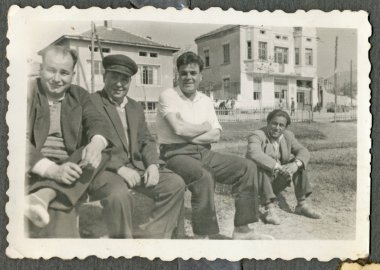 Erkekler küçük bir kasaba ziyaret etti.