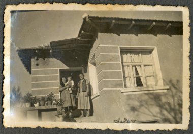 iki kadın verandada