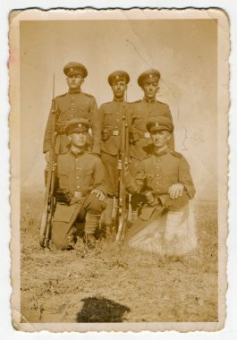Grup tüfeklerle asker