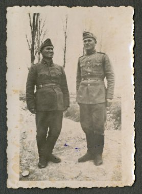 askerler kirli yolda posing