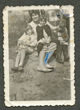 üç çocuğu olan kadın