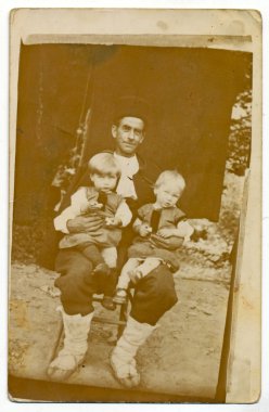 Baba ve iki çocuğu