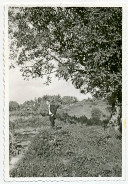 adam bir çayır üzerinde profili