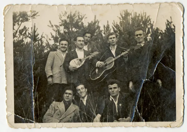 Hombres (uno con una guitarra, uno con balalaika ) — Foto de Stock