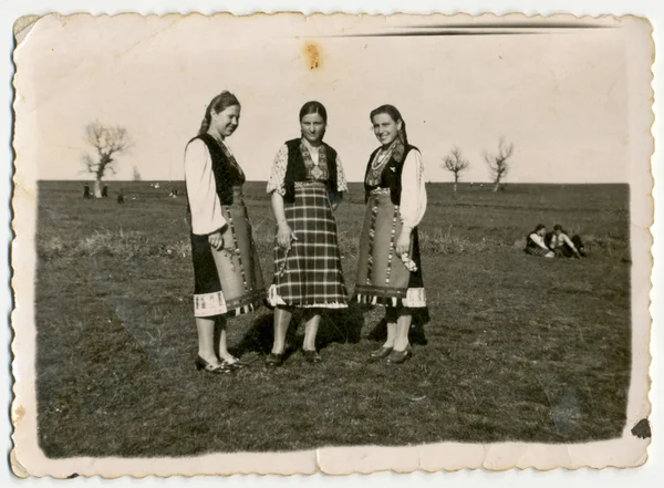 Tre unga kvinnor — Stockfoto