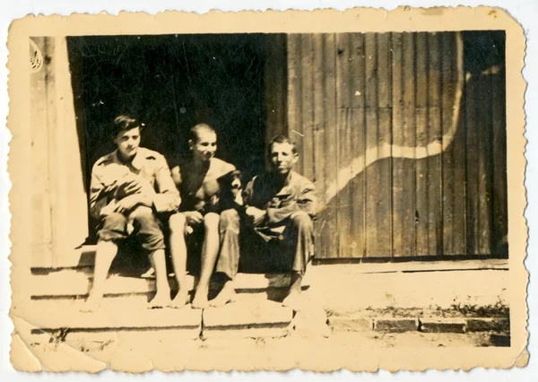 Hommes assis sur le porche — Photo