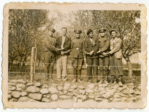 Soldados e homens de mãos dadas — Fotografia de Stock