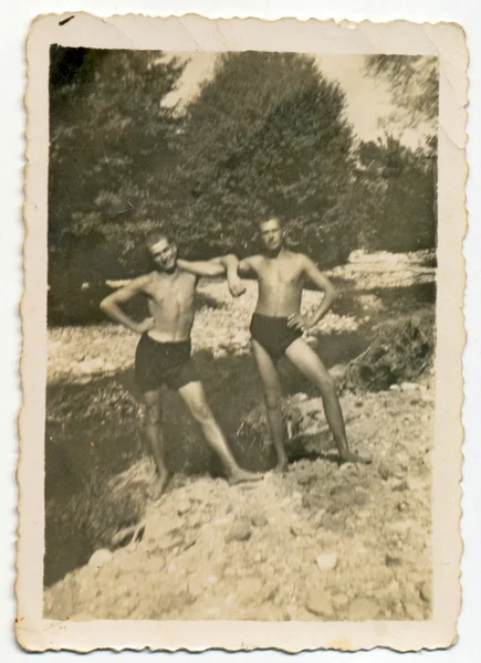 Hombres posando en la naturaleza — Foto de Stock