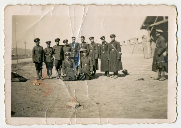 bir alan üzerinde poz askerler