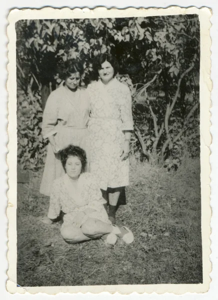 Kadınlar hastaneye parkta poz