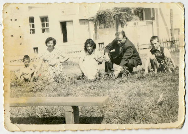 Aile bahçede çalışıyor.