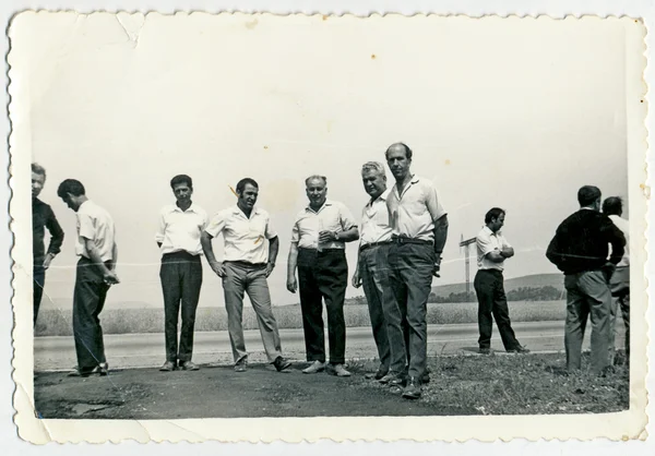 Men at the crossroads — Stock Photo, Image