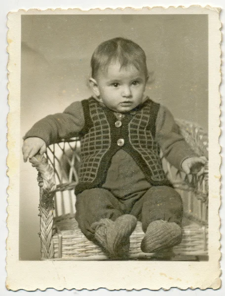 Ребенок на плетеном стуле — стоковое фото