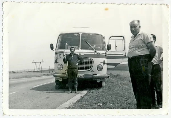 Otobüsün önüne duran adam — Stok fotoğraf