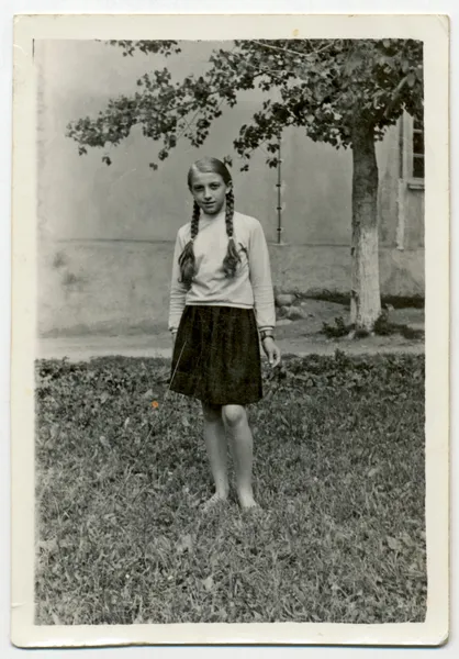 Adolescente menina com tranças — Fotografia de Stock