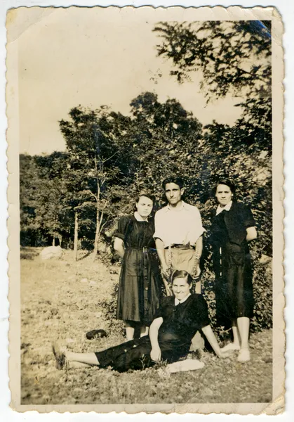 Три женщины и один мужчина — стоковое фото