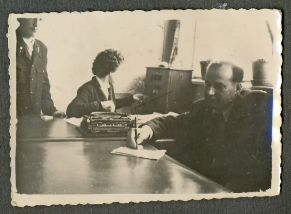 Mann sitzt im Büro — Stockfoto