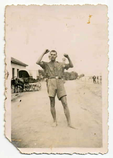 Молодой солдат в шортах — стоковое фото