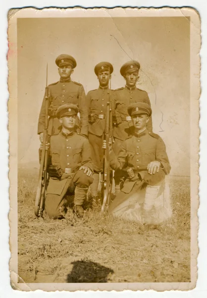 Группа солдат с винтовками — стоковое фото