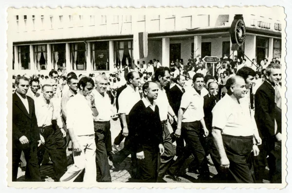 Menschen gehen in der Parade — Stockfoto